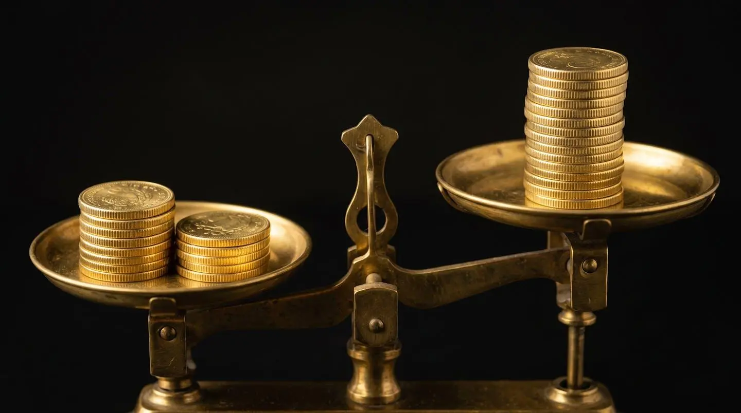 Balance avec deux petites piles de pièces à gauche et une pile plus haute à droite, symbolisant les économies du regroupement.